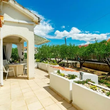 Katy - Free Private Parking And Garden Holiday home Posedarje