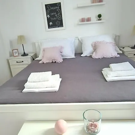 Katy - Free Private Parking And Garden Posedarje
